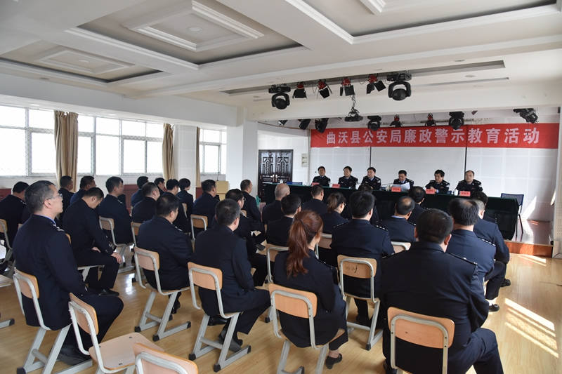 4月26日,曲沃县公安局组织党委中心组成员到曲沃监狱开展警示教育